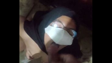 Cewek Indo Ngewe Di Kamar Mandi Sambil Nenggak Air Kencing, Crotannya Bikin Basah Semua.