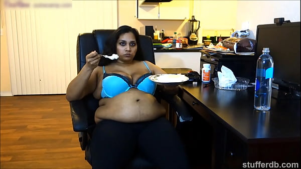 Desi Rose Ngegemesin Banget, Ngiler Ama Pie Sambil Ngeloyor Bibir Basah.