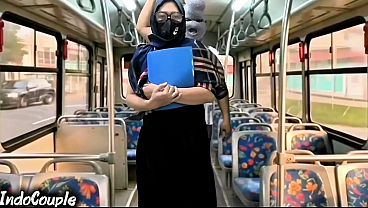 Istri Muslimah Pulang Kampus Naik Bus Sendirian, Langsung Digaruk Orang Asing Di Atas Jilbabnya
