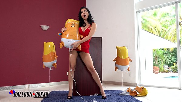 Ngentot Gaya Rusia, Crystal Rush Sange Nungging Di Balon Trump