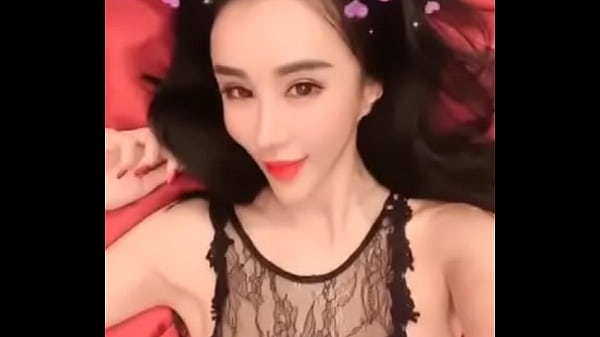 孟晓艺自己玩自己，手摸得湿湿的，爽到不行。