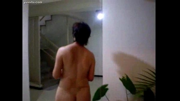 Mama Cina Tua Lagi Nyiram Tanaman Sambil Pantatnya Yang Montok Bergoyang Basah Kena Air.