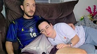 Irmã De Criação Gemendo Gostoso Enquanto O Irmão Enfia A Língua Nela Vendo O Jogo Do Brasil