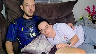 Irmã De Criação Gemendo Gostoso Enquanto O Irmão Enfia A Língua Nela Vendo O Jogo Do Brasil