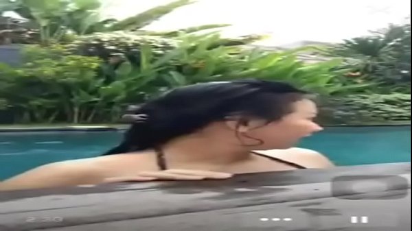 Ngentot Di Kolam Renang Pas Live, Makin Basah Makin Liar