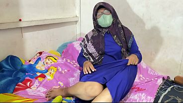 Wanita Berhijab Lagi Mainin Diri Sendiri, Nafas Berat Dan Basah Kuyup.