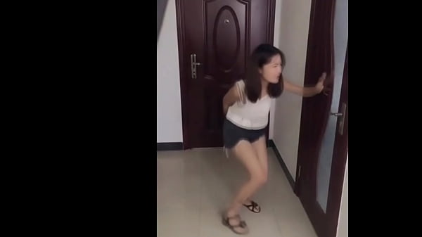 Cewek-cewek China Udah Nggak Tahan Pengen Pipis, Buruan Bantu!