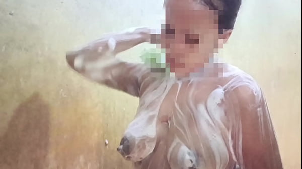 Lihatin Aku Mandi, Sayang, Biar Basah Kuyup Nikmatin Setiap Tetesnya.
