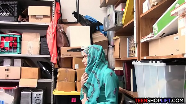 Gadis Arab Remaja Ketahuan Mencuri, Lalu Digagahi Satpam.